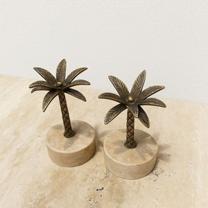 Elegante juego de decoración de palmeras de travertino con detalles de latón que añaden un encanto tropical, estilo de lujo artesanal para espacios modernos del hogar. - Product Image 1