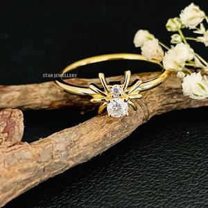 Bague araignée minimaliste pour femme en or massif 14 carats avec diamant de laboratoire taille brillant rond serti à griffes - Product Image 1