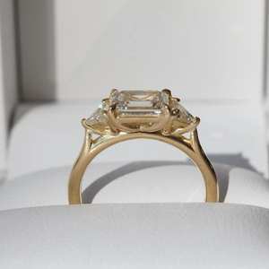 1.01CT Bague à trois pierres taille émeraude Bague de proposition en diamant de laboratoire en or massif 18 carats Cadeau pour fiançailles Bijoux pour copines - Product Image 6