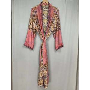Kimono Bohemio Vintage Chic de Seda Reciclada para Mujer, Túnica de Sari para Playa, Resort, Dama de Honor, o Cubre Traje de Novia - Product Image 4