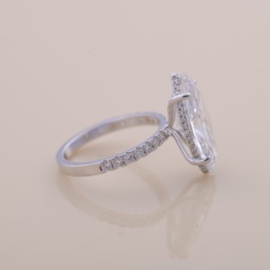 Bague de fiançailles et de mariage en diamant de laboratoire taille marquise certifié IGI avec halo caché et bande pavée en or blanc/rose et or jaune 14 carats - Product Image 5