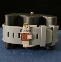 Montre analogique chronographe de luxe attrayante à deux tons avec moissanite, verre saphir, boîtier en acier inoxydable, diamants taillés, bracelet en caoutchouc gris