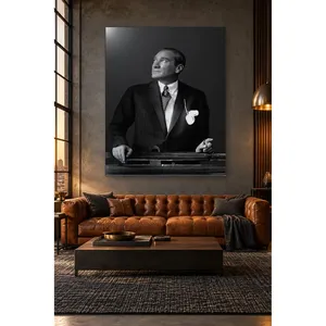 Impresión en lienzo de retrato en blanco y negro de Fida Ataturk mirando hacia el cielo - Product Image 1