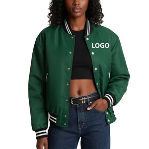 Blouson universitaire personnalisé pour femme, style baseball, en polyester vert, avec broderie chenille, boutons, chaud, collection hiver 2026 - Product Image 1