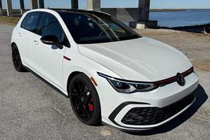 Volkswagen GTI 380 S 2024 d'occasion en bon état ~3800 milles, boîte manuelle 6 vitesses, blanc opale nacré, peu modifiée - Product Image 2