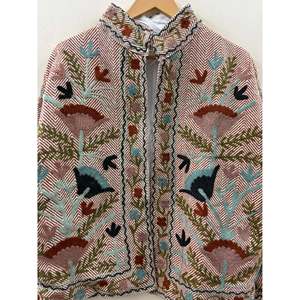 เสื้อแจ็คเก็ตผ้าฝ้ายลายก้างปลาปักลายดอกไม้สีชมพูอมเทาและสีงาช้าง รุ่น The Garden of Wandering Birds สำหรับฤดูใบไม้ผลิ - Product Image 3