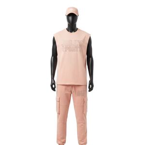 Conjunto de dos piezas para hombre: camiseta sin mangas de algodón de alta calidad en tono melocotón y pantalón cargo jogger con logo bordado. - Product Image 1