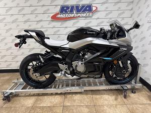 Prêt à être expédié : MotoSport 675SS 2026, moto sportive 3 cylindres 675 SS, quatre temps, 675cc, disponible en stock - Product Image 2