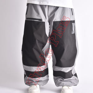 Pantalones de Nieve Impermeables Unisex Gris y Negro con Paneles en Contraste, Cintura con Cordón Ajustable, Múltiples Bolsillos con Cremallera y Puños Elásticos - Product Image 3