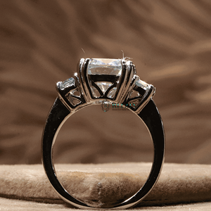 Anillo de compromiso para mujer con diamante cultivado en laboratorio de corte redondo y estilo de tres piedras, engaste de oro rosa con puntas. - Product Image 3