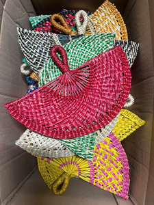 Éventail décoratif coloré en jonc de mer tressé, fait main, en fibres naturelles - Product Image 2