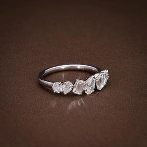 แหวน Eternity ประดับเพชรทรง Emerald Cut 0.425 กะรัต, ทรง Pear Cut 0.437 กะรัต และทรง Round Cut 0.23 กะรัต แหวนเพชรหลายทรง ได้รับการรับรองคุณภาพ VVS - Product Image 3