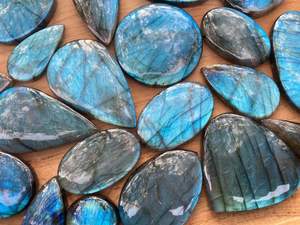 พลอยลาบราโดไรต์ธรรมชาติคุณภาพ AAA รูปทรงอิสระ งานแฮนด์เมด ขัดเงาด้วยมือ ขายส่ง ราคาแข่งขัน - Product Image 2