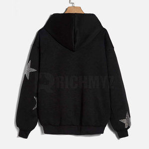 เสื้อฮู้ดผู้ชายแบบมีซิปประดับเพชรเทียม ระบายอากาศได้ดี เป็นมิตรกับสิ่งแวดล้อม สไตล์ใหม่ ขายดีออนไลน์ สำหรับฤดูหนาว MOQ ต่ำ - Product Image 2