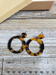 Boucles d'oreilles clous en bois et résine de haute qualité, forme personnalisée, tendance |   Léger, fait main, traditionnel, vintage, pour mariage et fête - Product Image 4