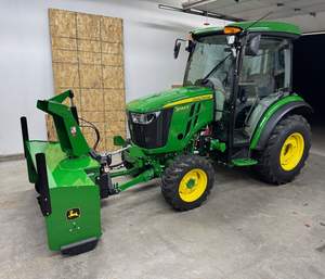 Soplador de Nieve Compacto John Deere 3046R de 45 HP, Multifuncional, con Soplador de Nieve Frontal Integrado, Equipado con Rodamientos de Motor - Product Image 1