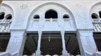 Façade de mosquée en marbre blanc moderne sculptée à la main, durable, avec motifs floraux et géométriques, architecture religieuse, résistante à l'eau