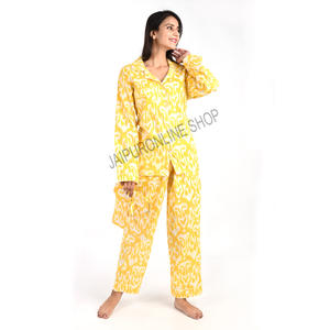 Conjunto de pijamas de satén con estampado floral personalizado para mujer Tela tejida de algodón 100% serigrafiada para todas las estaciones-ODM disponible - Product Image 3