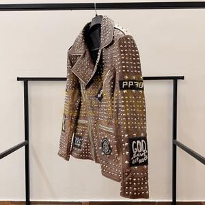 Veste en cuir cloutée de couleur personnalisée classique Manteau de motard fait à la main Logo personnalisé disponible Vestes en cuir cloutées respirantes - Product Image 2