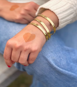 Conjunto de pulseras doradas, incluyendo un brazalete martillado. Joyas apilables, modernas y minimalistas. Disponible a precios mayoristas. - Product Image 2