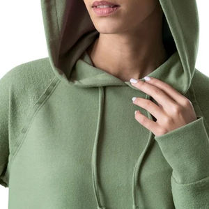 Sudadera Extra Grande con Detalles Desgastados para Mujer, Hecha de Mezcla de Algodón Grueso con Bordes Crudos y Estética Urbana Contemporánea - Product Image 3