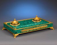 Support de stylo en malachite polie, artisanal et moderne, en pierre semi-précieuse naturelle, durable pour la maison, le salon ou la table.