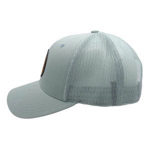 Gorra de camionero con parche de cuero al por mayor, gorras de 6 paneles, gorras con borde curvo estructurado, 6 paneles, malla transpirable, cierre Snapback de plástico - Product Image 2