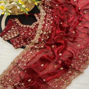 Sari de Seda Pura VASTRA COTTAGE con Bordado Original de Cuentas Doradas, Borde Calado con Trabajo Elaborado y Blusa Completamente Bordada - Product Image 5