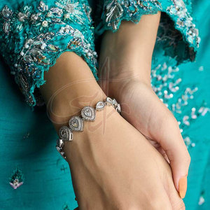 Bracelets délicats en perles polies aux tons neutres, dégageant un charme apaisant, légers et adaptatifs - Product Image 4