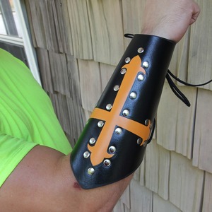 Saint guerrier médiéval à lacets brassard en cuir noir et Orange Logo personnalisé armure de poignet pour Cosplay cuir artisanat produit - Product Image 4