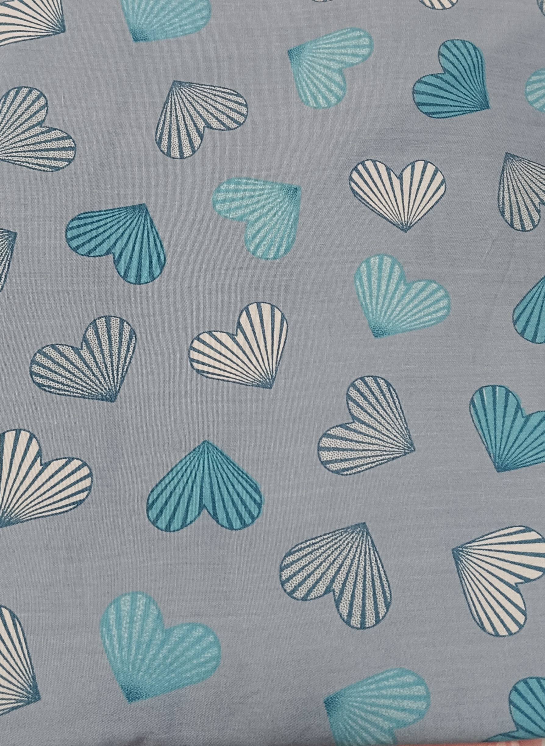 มีสีเขียวขุ่น