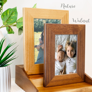 Cadre personnalisé en noyer, cadeau de Noël personnalisé pour la famille, cadre photo en bois, décoration de la maison, cadre photo gravé sur mesure - Product Image 1