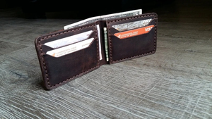 กระเป๋าสตางค์หนังแท้ GENTS GARB รุ่น Tiding สีน้ำตาล  แบบพับสองตอน  ซับในโพลีเอสเตอร์คุณภาพสูง  พร้อมช่องใส่เหรียญ  ปิดแบบสั่งทำพิเศษ - Product Image 6