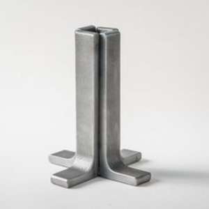 Portavelas moderno de acero inoxidable con un diseño elegante y simple perfecto para interiores contemporáneos e industriales - Product Image 4