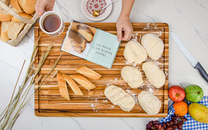 เขียงไม้สักธรรมชาติรักษ์โลก รูปทรงสี่เหลี่ยมผืนผ้า พร้อมที่จับ สำหรับใช้ในครัว ขนาด 45.5x35.5x2.5 ซม. - Product Image 2