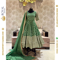Presentación de traje Anarkali de color verde de seda pura de diseñador exclusivo fabricado por Royal Export en Surat Gujarat