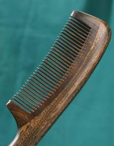 Peine de Madera Pulida Ecológico de Primera Calidad, Diseño Tradicional Hecho a Mano para Uso Doméstico - Product Image 6