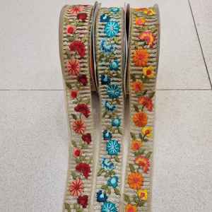 Rubans et lacets brodés à la machine sur mesure en motifs de fleurs et en trois couleurs pour les robes de mariée, ainsi que les paillettes. - Product Image 2