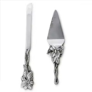 Ensemble de serveur de gâteau en laiton poignée aspect marbre blanc avec accent abeille dorée ensemble de tranchage de mariage en boîte luxueux - Product Image 2