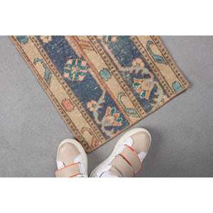 Tapis turc vintage, tapis de 1,3 x 3,6 pieds, tapis en laine bleu à motifs floraux - Product Image 5