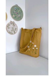 Sac fourre-tout en toile de coton jaune moutarde avec broderie florale en forme de marguerite, broderie à la main, élégant sac à main pour tous les jours - Product Image 2
