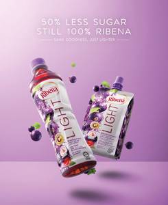 Ribena Bebida con sabor a grosella negra Botella para mascotas Sabor ligero y regular 450mL - Product Image 2
