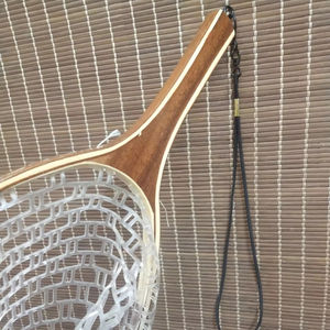Filet à main en bois de haute qualité pour la pêche à la mouche et la libération de la truite avec un long crochet de suspension élastique profond - Product Image 1