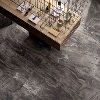 Dalles de grande taille en porcelaine pleine masse de haute qualité, 100% fabrication italienne, finition naturelle brillante, effet marbre, design graphique pour la pièce