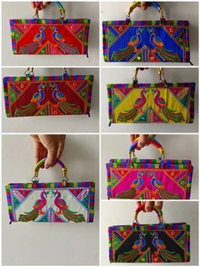 Sac à main à poignée artisanale avec design assorti et couleur de motif Sacs Banjara en tissu pour faveurs de mariage et occasion spéciale - Product Image 3