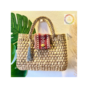 กระเป๋าหญ้าทะเลทอมือพรีเมี่ยมที่มีพื้นผิวธรรมชาติและการออกแบบที่กว้างขวางสมบูรณ์แบบสำหรับวันหยุดพักผ่อนของรีสอร์ทหรือวันชายหาด - Product Image 3