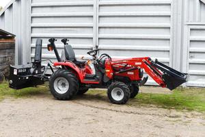 Tractor de Ruedas Massey Ferguson GC1725M 4WD de Alta Calidad con Motor, Bomba y Caja de Cambios de Calidad - Product Image 2