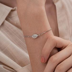 Pulsera Solitario con Diamante Cultivado en Laboratorio, Corte Pera, Incoloro, Engaste Biselado, con Cadena de Oro de 14k, para Regalo de Aniversario - Product Image 3