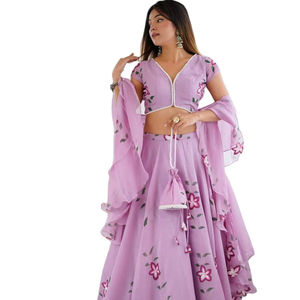 Infundido con artesanía artesanal, este Lehenga Choli es un conjunto étnico icónico para una comodidad ligera y un acabado lujoso. - Product Image 1