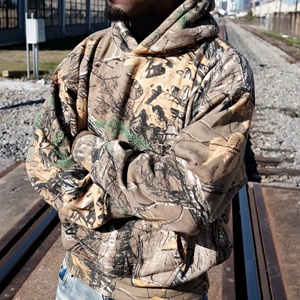 เสื้อฮู้ดดี้ผู้ชายทรงบ็อกซี่ผ้าเฟรนช์เทอร์รี่หนานุ่ม พิมพ์ลายพรางทั้งตัวด้วยเทคนิค DTG พร้อมงานปักลายฉลุและประดับด้วยคริสตัล - Product Image 1